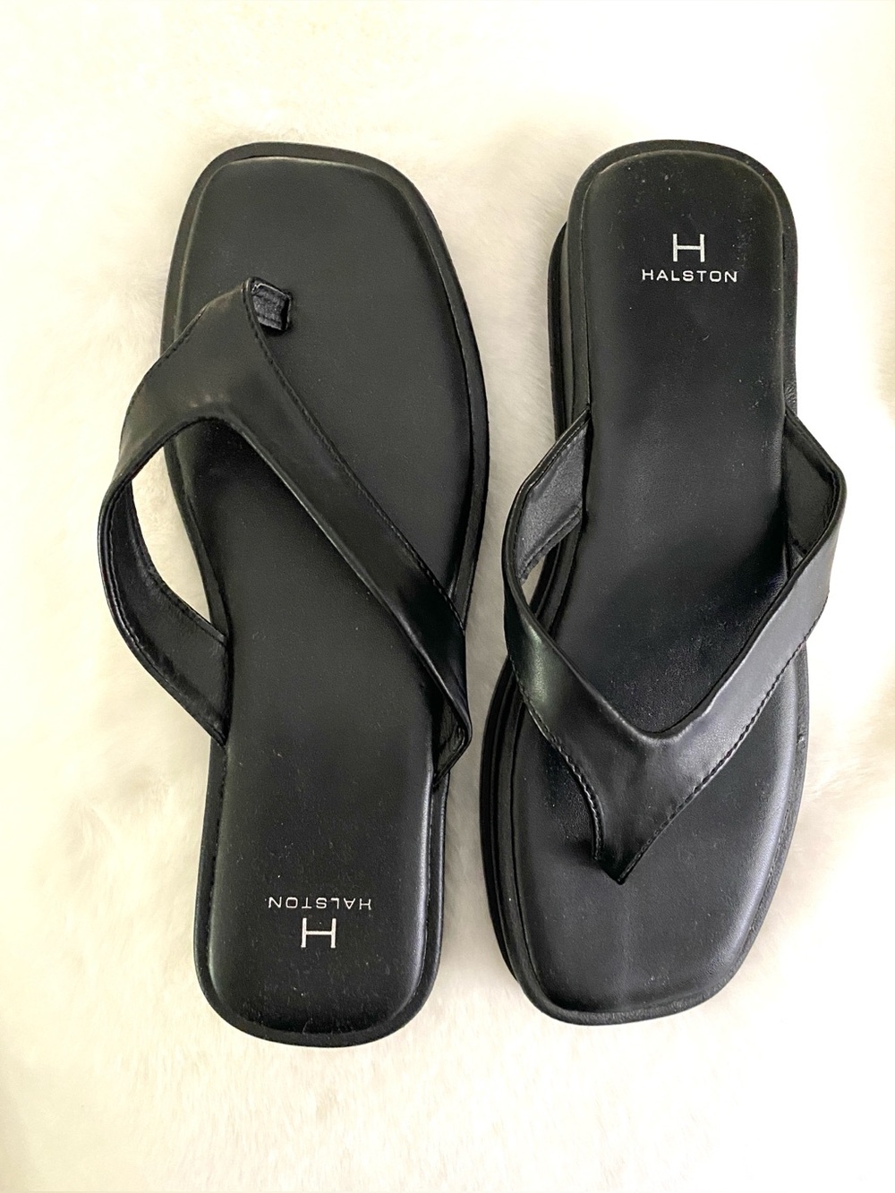 Halston black flip flops 8.5 - Picture 2 of 3